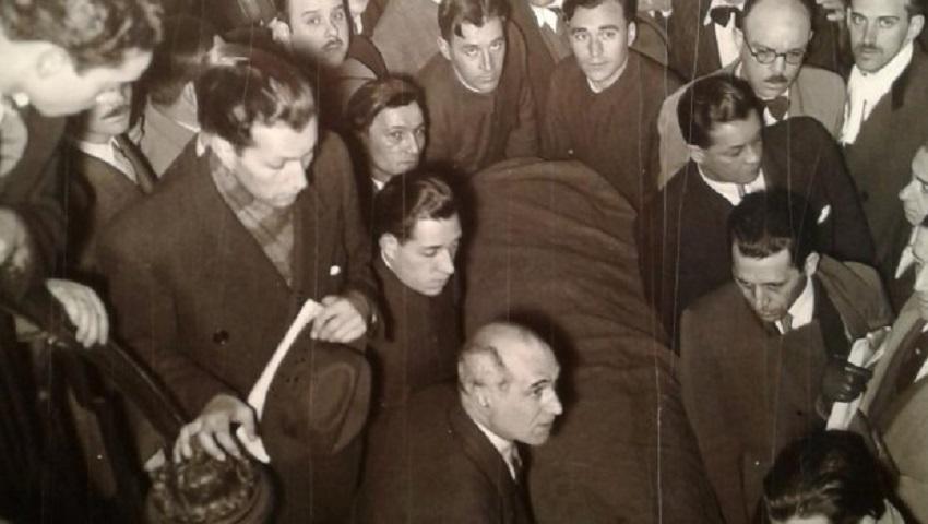 El cuerpo sin vida de Bordabehere es sacado del Hospital Ramos Mejía, rumbo a la casa velatoria en la medianoche del martes 23 de julio de 1935