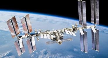 Basura espacial retrasó la salida de astronautas para reparar una antena de la EEI
