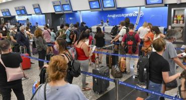 Caos en plena temporada alta: Aerolíneas Argentinas cancela vuelos por contagio de empleados con coronavirus