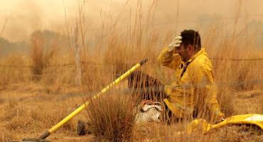 Corrientes: la conmovedora historia detrás de la foto de un bombero en pleno incendio