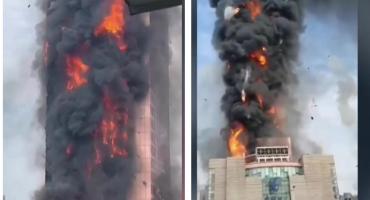 Impactante incendio en un rascacielos de 200 metros en China